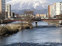 盛岡へは２時間ちょっとで到着。
駅から町の中心街は少し離れているが、時間がたっぷりあるので歩いて向かう。
開運橋からの岩手山を眺める。