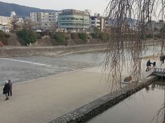 公長齋小菅で漆塗りの箸を購入。鴨川を渡って三条駅へ。