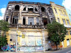 【レシフェ（ヘシフェ）の街並み】

旧市街地（セントロ）は、少しづつ改築や修繕も進み、綺麗になりつつありますが、最近まで放りっぱなしにされていたのだろうな...と思わせる歴史的建築物が沢山あります。