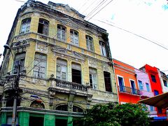【レシフェ（ヘシフェ）の街並み】

これは、もうちょっと治安が微妙に悪くなる微妙な位置に建つ歴史的な価値の有りそうな建屋......でも、その横に並んで建つサイケに原色で塗られたら....目も当てられない......