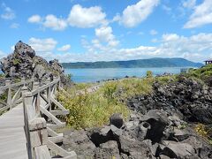 ビジターセンターから出ると溶岩なぎさ遊歩道があるのでまた散策。
ここでは海と火山両方の光景を楽しむことができる。