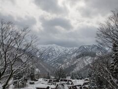 最初に訪れたのは、世界遺産の五箇山、相倉地区。見晴台の上から撮影。雲が怪しい。