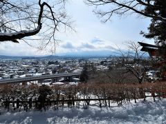 398段の階段を上って新倉山浅間公園の上から富士山を見たかったけど、雪積もってて子連れでしかも私は急にお腹が痛くなってとても登れる気がしなかったので諦めました。
新倉浅間神社からでもこんな感じに富士山が見えました。
雲に覆われてるけど富士山の形がちゃんとわかる。