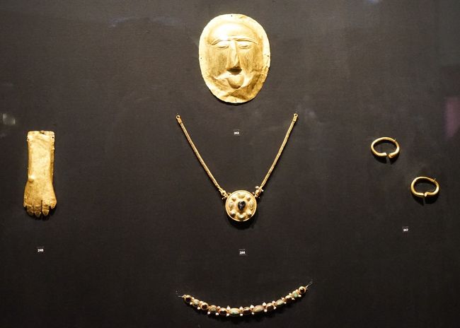 テル・アッザーイルの遺跡に埋葬されていた少女の副葬品一式