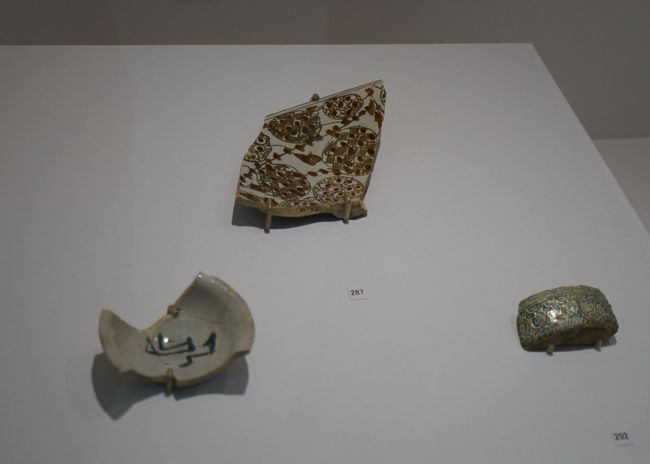 （左）「銘文入鉢」ラバザ　9世紀　サウジアラビア国立博物館蔵<br />（中央）「ラスター彩鉢」ラバザ　9世紀　キング・サウード大学博物館蔵<br />（右）「緑釉皿」ラバザ　9世紀　キング・サウード大学博物館蔵<br />
