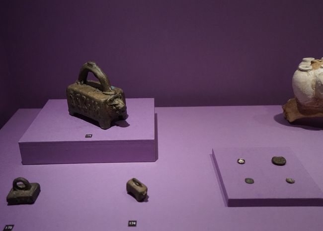 「分銅」「銀貨」他　カルヤト・アルファーウ  1世紀頃　キングサワード大学博物館蔵<br />