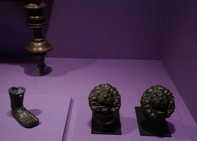 （左）「椅子の脚」カルヤト・アルファーウ  1世紀頃　サウジアラビア国立博物館蔵<br />（右）「ライオン形ドアノッカー」カルヤト・アルファーウ  3世紀頃　キングサワード大学博物館蔵<br />