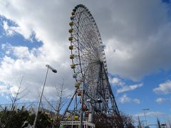 しばらく歩けば、大きな観覧車が見えてきて…。