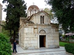 小さな教会に出くわしました。
12世紀に建てられたビザンチン様式のアギオス・エレフテリオス教会。
この旅ず～とこんな感じな素朴な教会巡りでしたが、
アテネでも遭遇しました。
