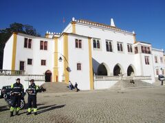 シントラ宮殿

１４世紀にジョアン１世によって建てられた夏の離宮、１５世紀初頭から１９世紀後半にかけてポルトガル王家が住まいしてきた。