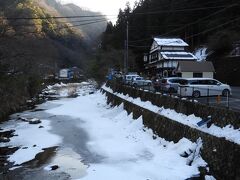 川は凍っています。