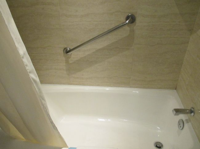 浅めのバスタブ。固定式のシャワーは水圧、温度、排水もバッチグーです。