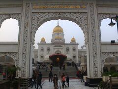 GURUDWARA BANGLA SAHIB寺院はお土産屋の先にあった。想像よりはるかに豪華な門。