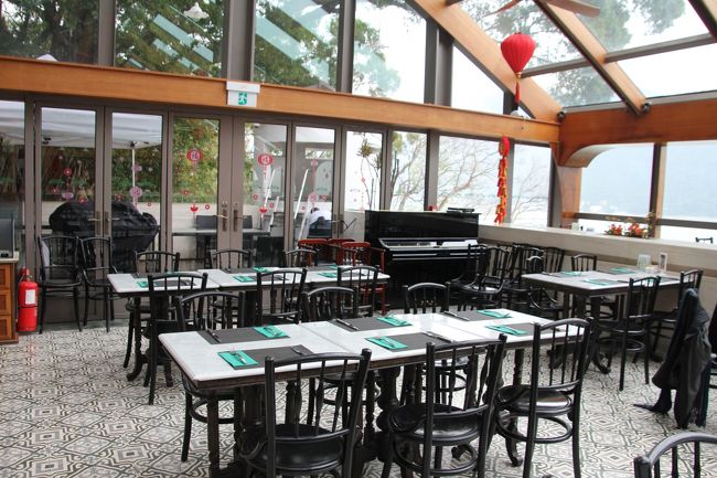 こんなヘンピな場所に、こんなホテルがあるのが不思議です。<br />高台から海を一望できます。