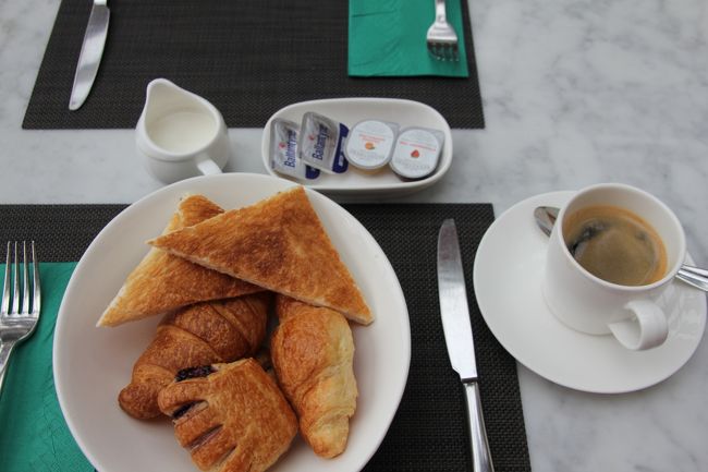 ベーカリーブレックファーストとコーヒー。