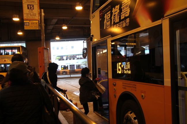 交易広場からバスに乗ってビクトリアピークに行きます。<br />ド定番観光スポットなので、奥様や友人達と来た時は必ずパスされます。<br />私は大好きな場所なので、一人で香港に来た時は必ず行くようにしています。