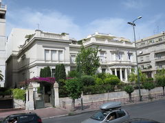 【ベナキ博物館】
１９世紀末に建設された白亜の建物。

ベナキ家は近代ギリシャ独立の立役者ともいわれていて
父親が購入したこちらの建物に美術品コレクターだった息子のコレクションを合わせてアテネ市に寄付したのが始まりです。

屋上には軽食のとれるカフェがあり、見晴らしが良くて人気があるって。