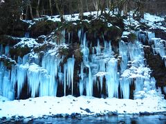 最後は三十槌の氷柱のライトアップ。ライトアップは5時から始まります。下はもちろん雪。軽アイゼンつけてどうにか滑らずに過ごせました。