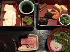 宇治駅にお昼前に着いたので早速お昼ご飯。
駅から徒歩３分程のところにある川文と言うお店で湯葉と茶そばの定食を注文。
湯葉はとろとろで、茶そばの出汁が優しい味で美味しかった！