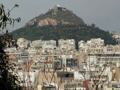 開けた所に出てきたら、正面にはリカヴィトスの丘。
頂上の白い建物は聖ゲオルギオス教会。
アテネの町の東側にあるアテネで最も高い丘だとか。