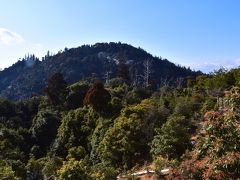 弥山。山頂駅の獅子岩駅から望む。この位置から、弥山頂上まで、1キロ程。高低差は100メートルだが、ルート的には少し下ってから上がって行くので、それなりの登山になる