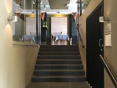 フィンランド一人旅2日目の朝。
ホテルの朝食会場は通りに面している1階にあって、入口もこぢんまりしているけど静かでいい雰囲気。