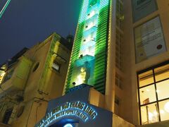 ベトナムの伝統芸能、水上人形劇を見ます。