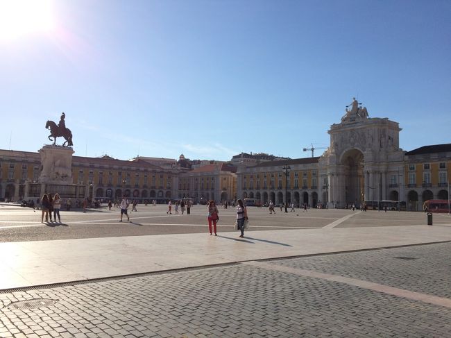 町の中心　コメルシオ広場。
