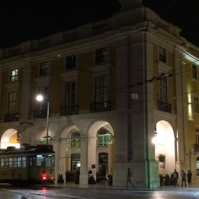 リスボンで泊まったポザーダ。かつてはコメルシオ広場を囲む政府の建物の一部がポザーダになったようです。<br />勝利のアーチのすぐそばです。