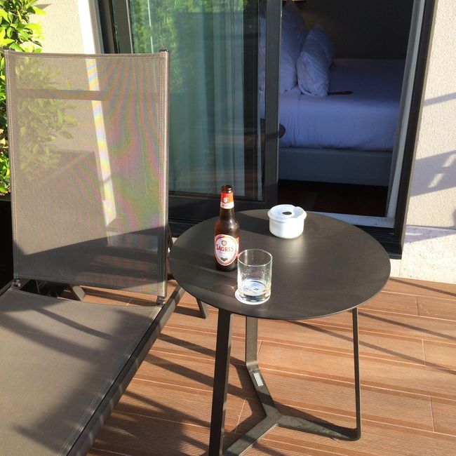 広場と反対側の部屋でしたが、その代わりテラスがありました。夕日を浴びながらビールで乾杯！