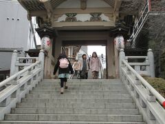 春日通りから湯島天神の夫婦坂を上がって入りました。