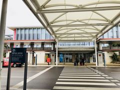 レンタカー付きのプランなので、まずは空港を出て真っ直ぐ、、、右だったかな？左だったかな？
お迎えが来てましたー^ ^ 手続きを済ませ旅のお供をしてくれる車は日産のnote！！
お腹空いたなぁ。。ランチに行こう！！！