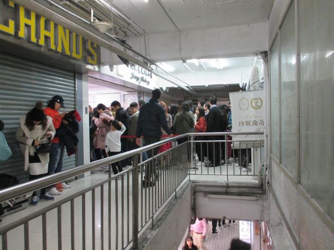 １人２缶まで販売してもらえません。並んでも１０分程度で購入できますので、<br />２回ならんで４個購入。