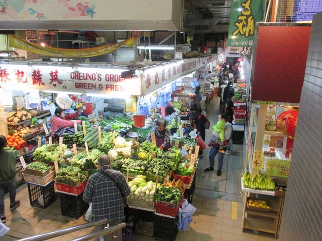 こんな庶民的なマーケットが駅前にありました。