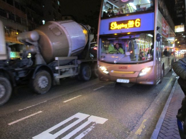 駅まで歩くより目の前のバス停。６番のバスでスターフェリー乗り場まで行きます。