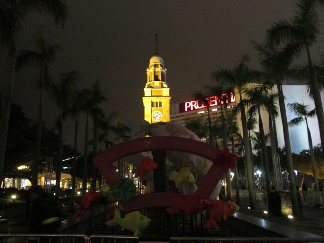 春節用イベント仕様。鯉の飾りつけは立ち入り禁止のバリケード。<br />コンビニで青島ビールを買って今日もおしまいです。