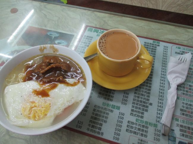 モーニングセット。熱いミルクティーが美味しかった。