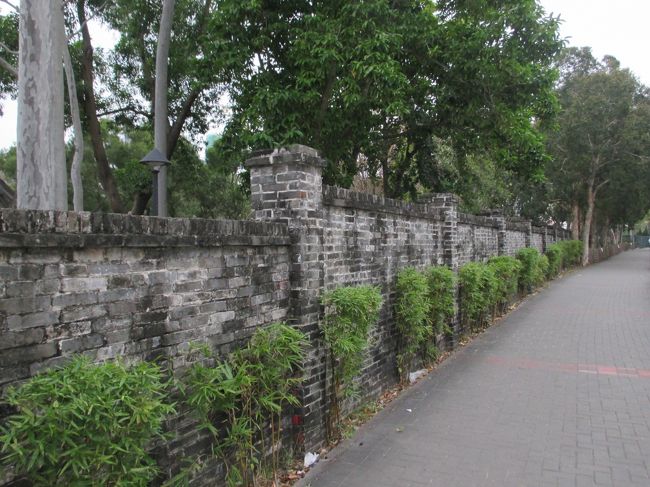 地元の人が散歩したり、カンフーしたりしていました。当たり前ですが昔の面影はありません。<br />管理事務所があり、綺麗に保ってくれる人がいてくれてなんか嬉しかったです。