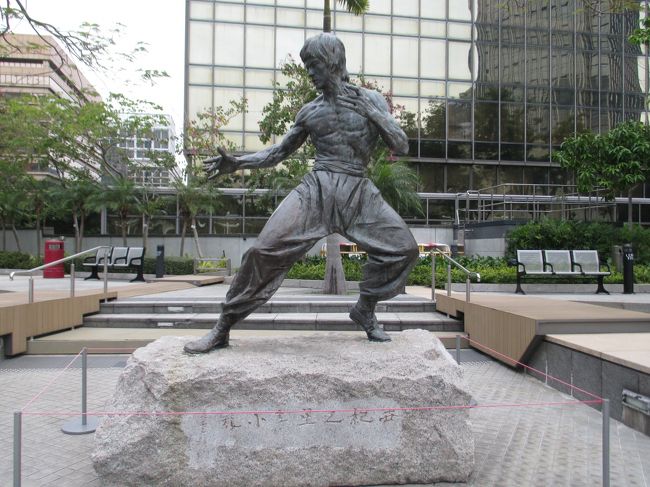 バスで戻り、ガーデンオブスターズに寄ります。<br />ご無沙汰してます。リー先生。いつのなったらハーバーに戻るのですか？