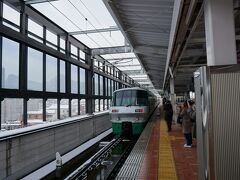 武雄温泉駅で下車。
皆、礼儀正しく乗ってきた電車を見送り。
