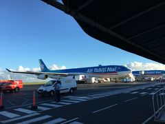 フレンチポリネシアのタヒチ島の首都パペーテにあるタヒチ国際空港に到着しました。タヒチ・ヌイ航空の飛行機も到着しています。多分日本の成田空港からの便のようですね。