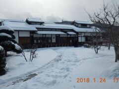 　１１：００　宿のご主人の車で「たくみの里」に送ってもらった。まず車で一周しながら説明を受け、この道の駅から歩くことにした。帰りのバスまで3時間、ゆっくり歩けそうだ。