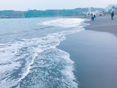 海！

砂浜の砂が黒っぽくて粒子が細かくて泥っぽい。
東シナ海に入水。あっちに香港や中国大陸があるんだなと思いをはせました。。

ビーチバレーをしている人もいます。
泳ぐには寒いようで泳いでません。みんな海辺でまったりしてます。