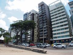 【Boa Viagem(良い旅を)という名前の海岸】

ホテルから２－３分歩くと、Boa Viagemと呼ばれるヘシフェ（レシフェ）最大のビーチに出る事ができます。

