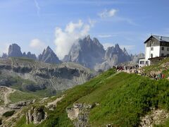 アウロンツォ小屋とカディナ山群。
カディナ山群の山はまるで針山のよう。ギザギザの山はドロミテ山塊らしい景色でした。