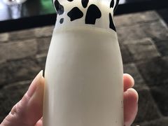 冷蔵庫の中には、牛乳に見える瓶はグリーンヒル土肥の”君だけプリン”

最近やわらかなプリンが主流ですが、少し固めのこういうプリンが好みです。