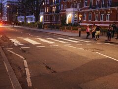 翌日行く予定だったのですがさくっとアビーロードへ。
母の希望です！！
普通の道路なのですが、観光客いっぱいでみんな歩いてる写真を撮ろうと必死。
地元の方からすると迷惑でしょうね・・・