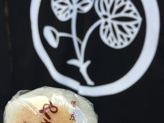 上賀茂神社もとても空いていました。
名物の「やきもち」