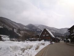 高山駅からバスで白川郷にやってきました。今年は、雪が少ないようです。