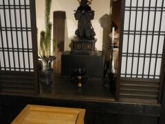 恵美須神社から目と鼻の先、建仁寺に。
拝観料は５００円/人です。
写真OKでびっくりしました。
盗難除けの神、韋駄天様がすぐに出迎えてくれました。